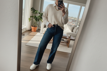 maak een foto van een meisje die haar outfit laat zien via de spiegel. laat het op een snap lijken. geen hoofd